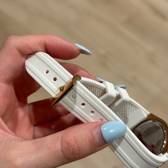 Guess Women's White and Rose Gold Watch - Picture 5 of 6